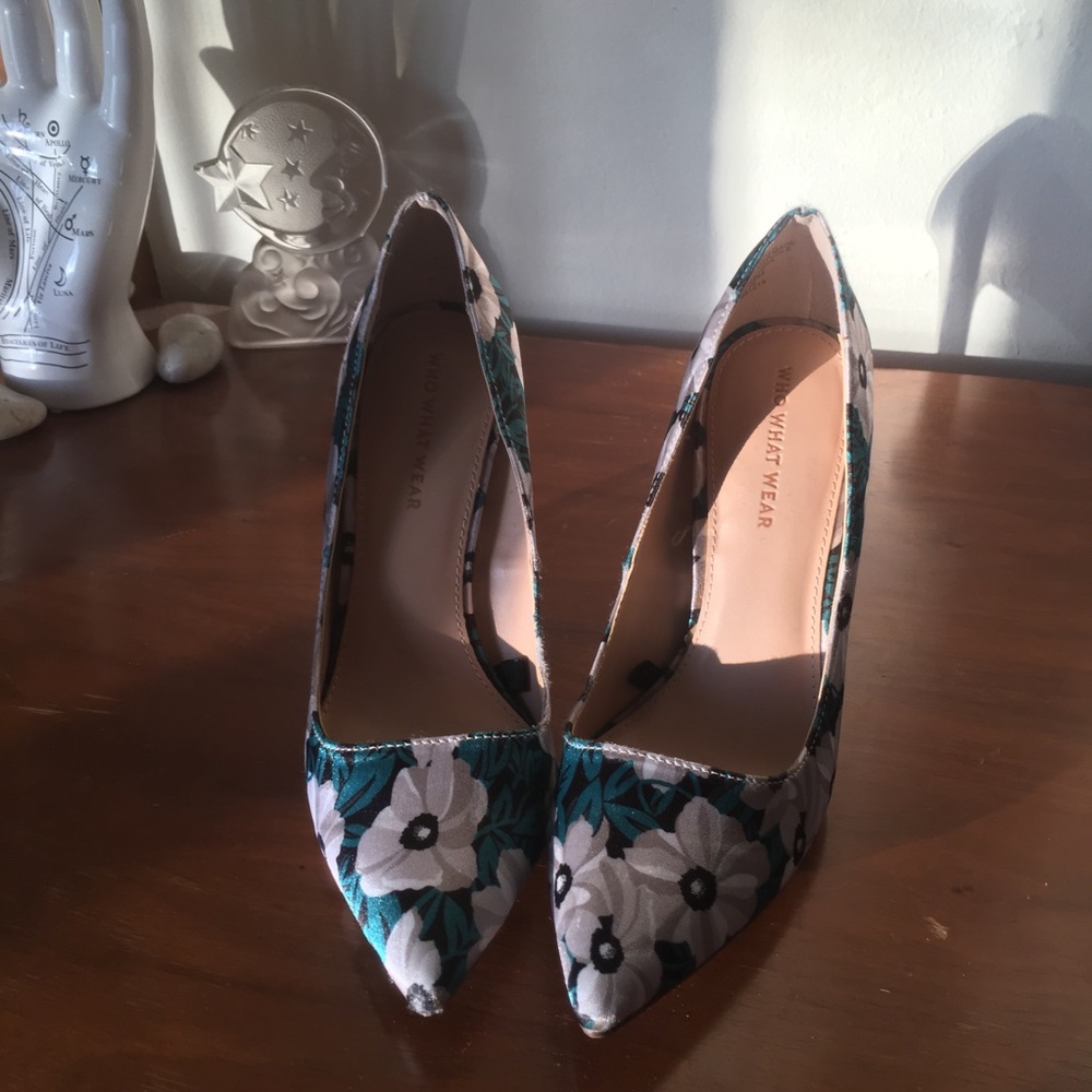 Stiletto pointed heals with floral print